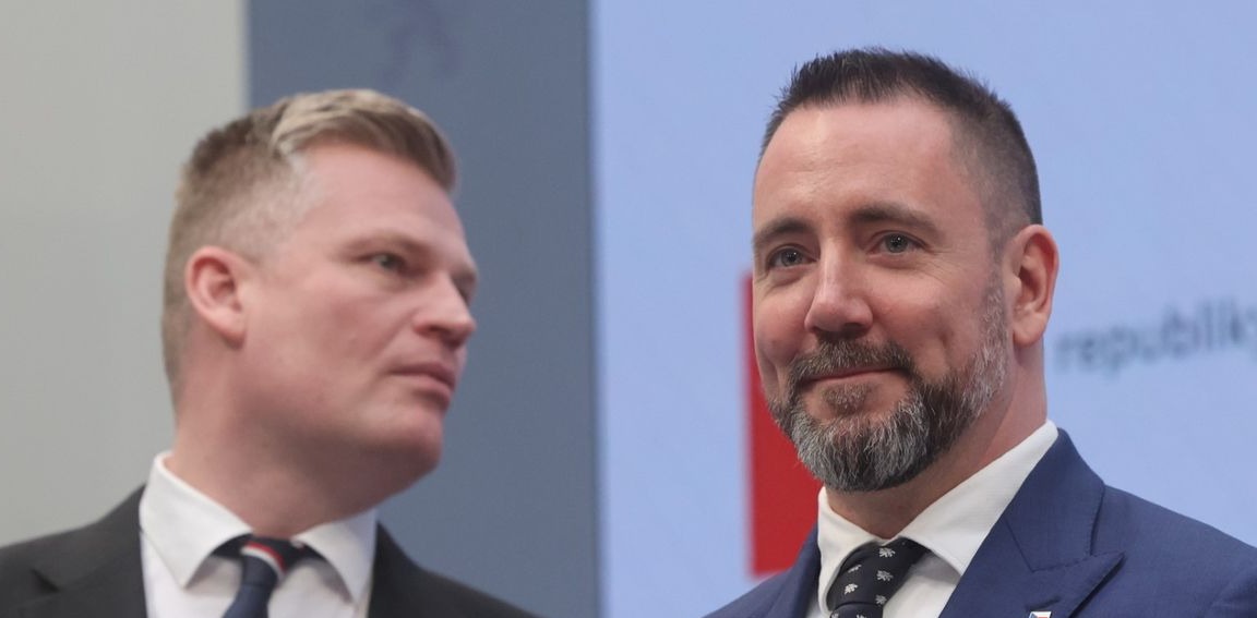 Červený si pořídil kožené křeslo za 40 tisíc — Hladík prozradil proč to je zbytečné