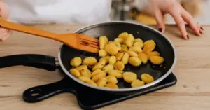 Jídla z jedné pánve: 4 recepty, které vás zachrání ve všední den