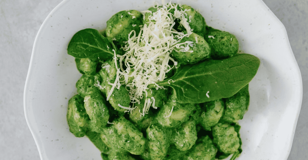 Krémové gnocchi s kuřecím masem, špenátem a taveným sýrem