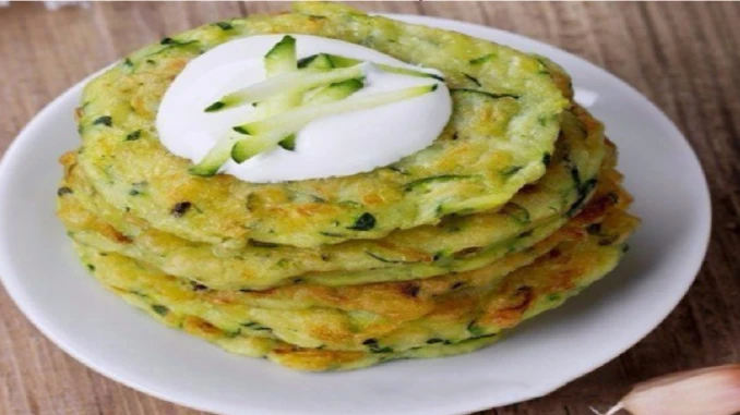 Cuketové placky se smetanovým dipem – nejlepší letní recept