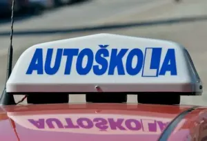 Zákaz odbočení vlevo = zákaz otočení? Tato otázka mate i zkušené řidiče