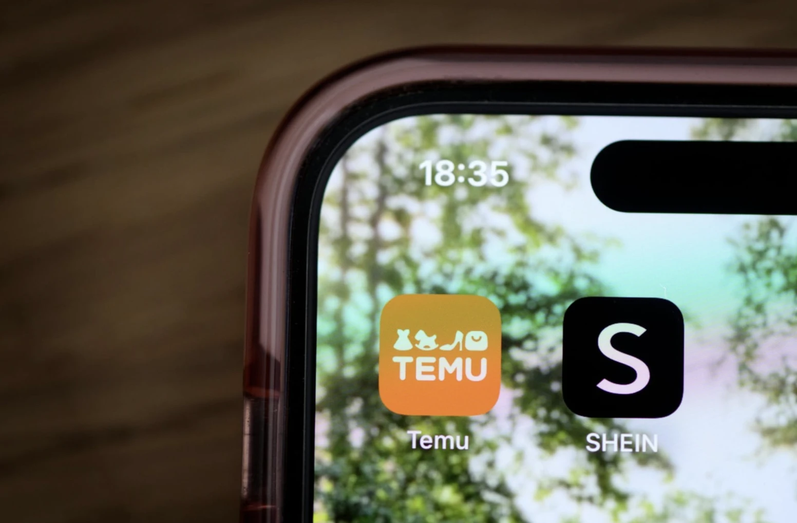 Pozor na falešné SMS o clu z Číny: Jak podvodníci zneužívají nová pravidla