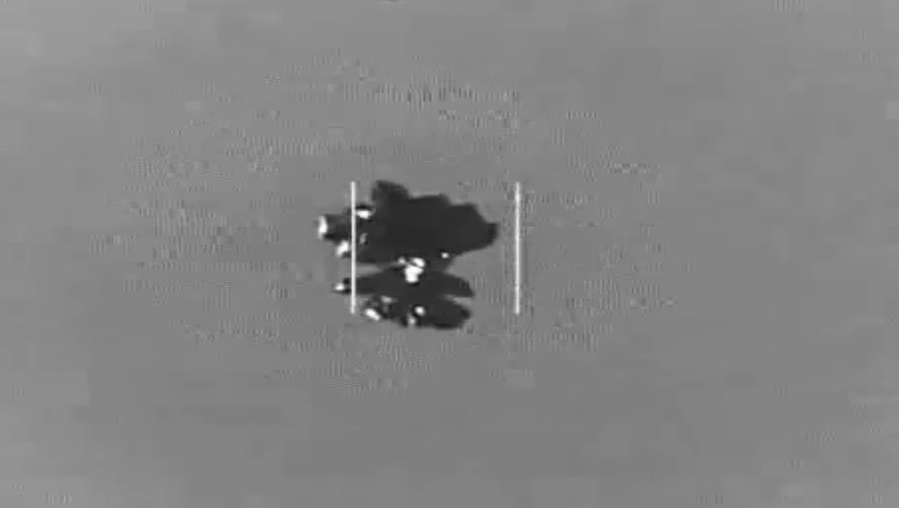 Pentagon odtajnil nové záběry UFO: Balón připomínající Vetřelce i záhadný obdélník