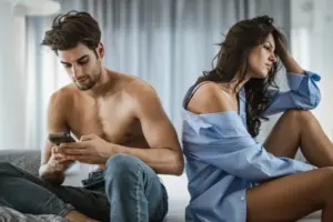 Přitahuje ho jiná žena? 9 změn v chování, které byste neměla přehlédnout