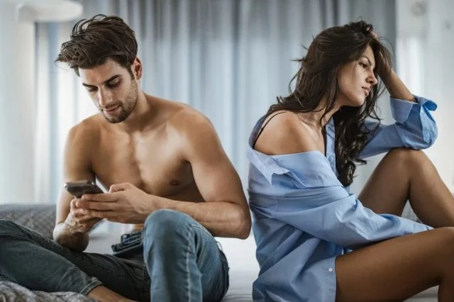 Přitahuje ho jiná žena? 9 změn v chování, které byste neměla přehlédnout