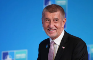 Summit NATO v Ankaře: Válka mezi Hradem a vládou nekončí, říká politolog