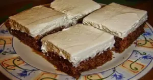 Babiččin lžičkový koláč s kakaem a šlehačkou