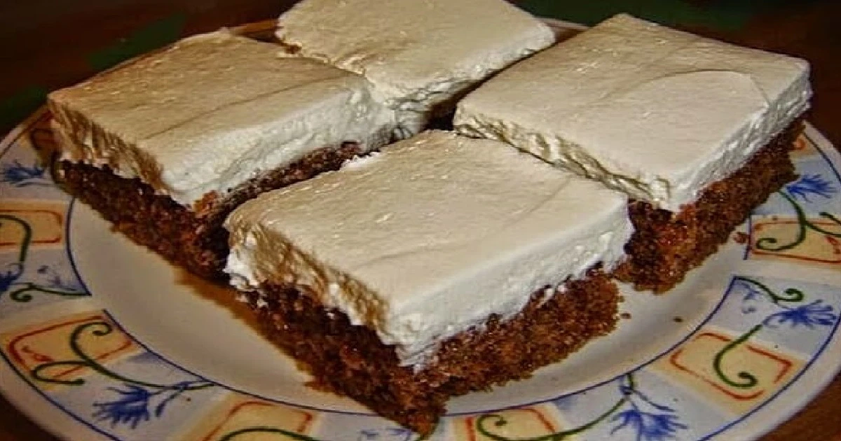 Babiččin lžičkový koláč s kakaem a šlehačkou