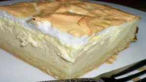 Tvarohový koláč z plechu s bílkovým sněhem, který se rozplývá na jazyku