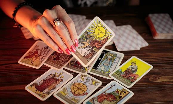 Tarot pro rok 2026: Co přinese každému znamení zvěrokruhu?