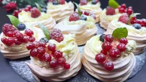 Mini pavlovky s mascarpone krémem a borůvkami