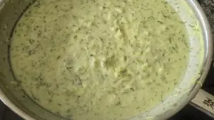 Cuketový přívarek s koprem a zakysanou smetanou