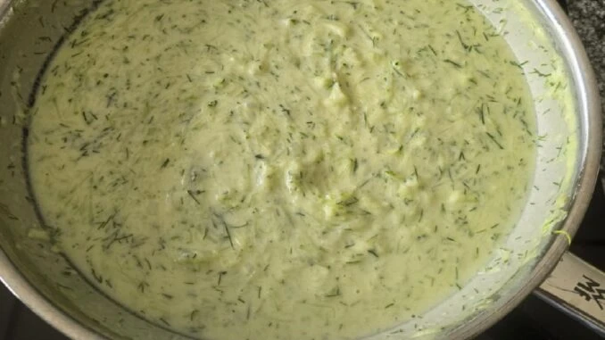 Cuketový přívarek s koprem a zakysanou smetanou