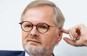 Kdo z politiků vydělal nejvíce? Senátor Fiala porazil i premiéra Fialu