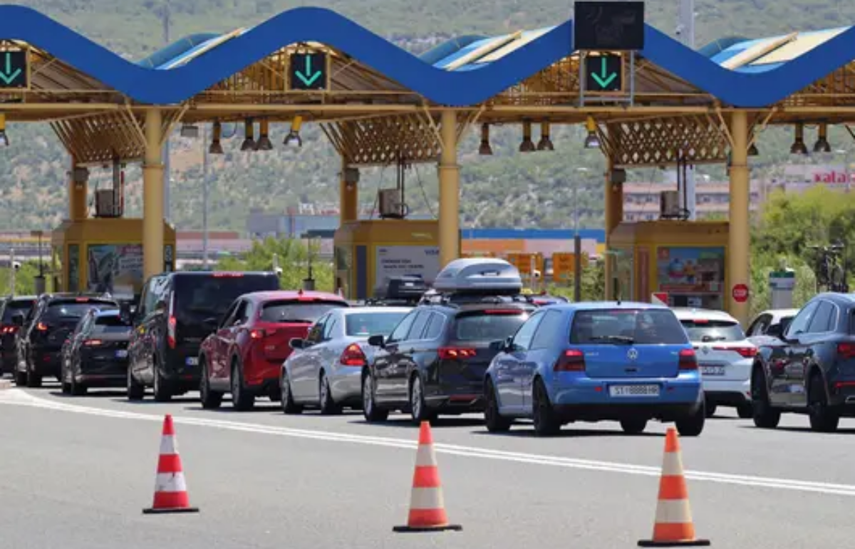 Dopravní kolaps u Dubrovníku: Řidiči čekali v autech i 28 hodin bez vody