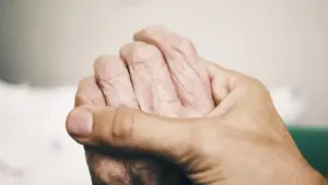 24 hodín pred smrťou umierajúci opakujú jedno slovo! Zdravotník z hospicu opísal, čo hovoria a koho vidia tesne pred koncom