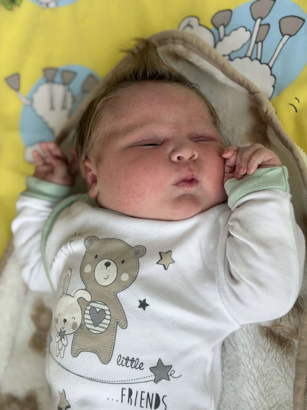 Rekordné bábätko: Teodor sa narodil s váhou takmer 6 kilogramov a prepisuje históriu nemocnice! Ako to zvládla mama a čo hovorí pôrodnícky tím?