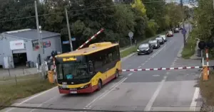 Dramatické chvíle v Poľsku: autobus plný ľudí uviazol na koľajniciach pred vlakom