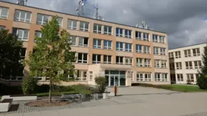 Hromadná otrava dětí v Újezdě nad Lesy? Desítky školáků se zvracením skončily v nemocnici! Příčina stále není jasná a hygiena pracuje na plné obrátky