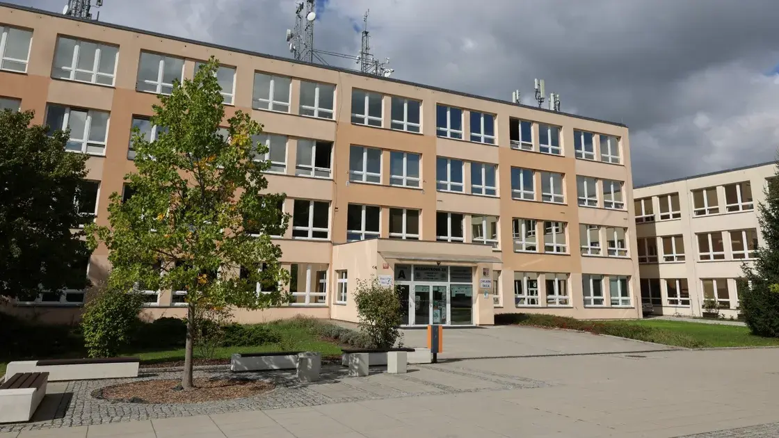 Hromadná otrava dětí v Újezdě nad Lesy? Desítky školáků se zvracením skončily v nemocnici! Příčina stále není jasná a hygiena pracuje na plné obrátky