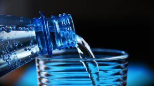 Hygienici varujú: táto minerálna voda môže poleptať tráviaci trakt, nepite ju!