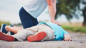 Kým záchranári oživovali muža v bezvedomí, niekto mu ukradol batoh so 600 eurami! Polícia prípad vyšetruje