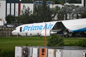 Letadlo Amazonu v Miami přejelo ranvej a narazilo do vozidel: pět mrtvých