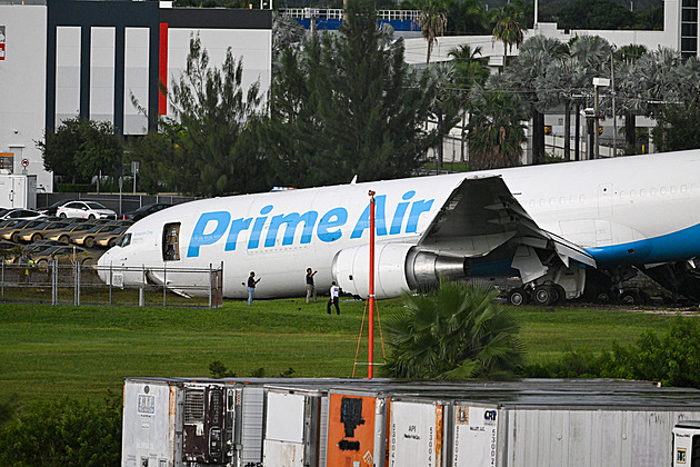 Letadlo Amazonu v Miami přejelo ranvej a narazilo do vozidel: pět mrtvých