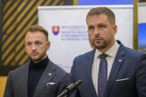 Ľudia sa zbierali na klimatizácie do nemocníc, Šutaj Eštok medzitým kúpil 800 kusov pre policajtov