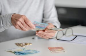 Máte nízky dôchodok? Štát vám môže priznať ďalšiu pomoc, no penzia nie je jediné kritérium