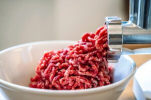 Méně masa, než sliboval obal: inspekce odhalila závadnou konzervu v českých obchodech