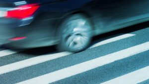Mladá žena zemřela po pádu z auta jedoucího 80 km/h na Vyškovsku! Řidič zadržen – a teď vychází najevo, co se mohlo stát