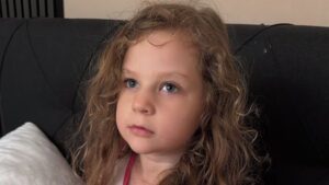 Pětiletá Viky nechodí ani nemluví a vážně nemocná je i její máma Veronika! Co se stalo na porodním sále a jak rodina bojuje dál?