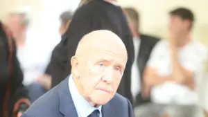 Petr Nárožný (88) je opět v nemocnici: nalomil si rameno při pádu