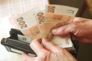 Podvod na důchodce: Falešný e-mail o zvýšení penze vás může připravit o úspory