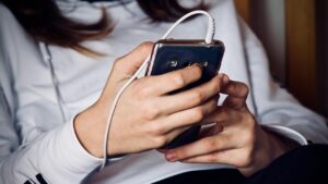Podvodné SMS za VZP se šíří Českem: smishing může lidi i zadlužit! Jak poznat fake zprávu a co dělat, když jste už klikli?