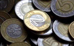 Polský pár vyhodil s komodou životní úspory: nálezci nyní hrozí vězení