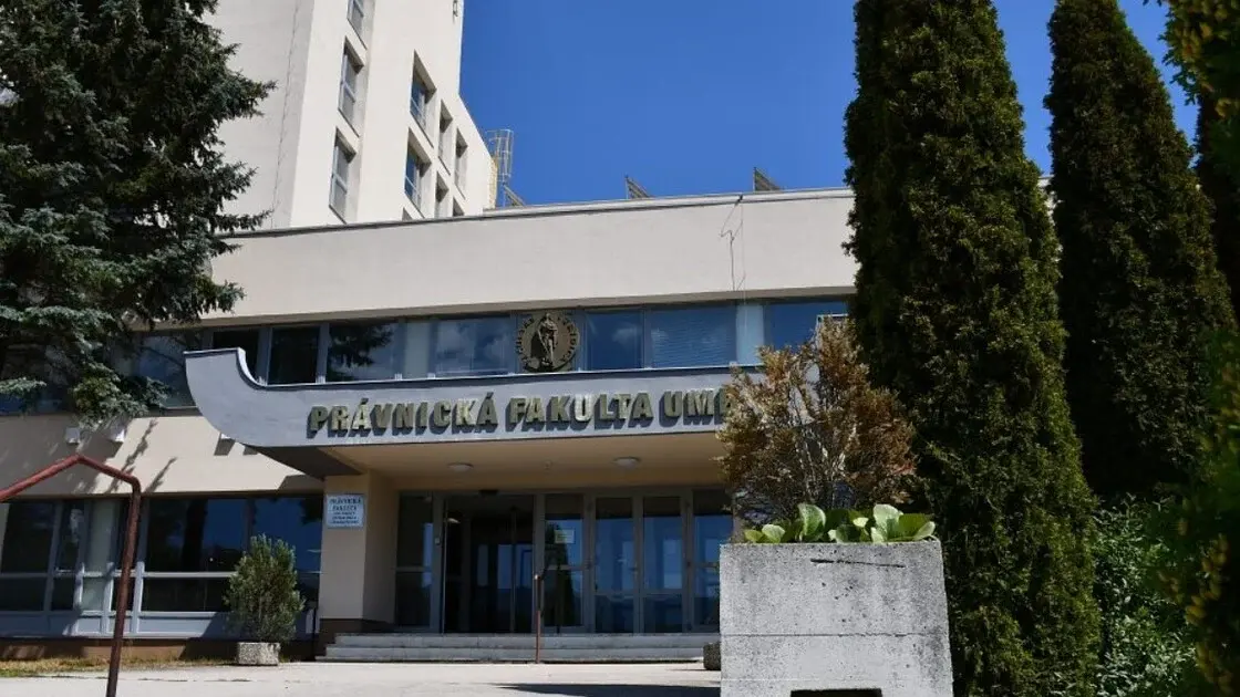 Profesor a prodekan UMB mali použiť prácu študentky ako vlastnú: Rektor ich odvolal