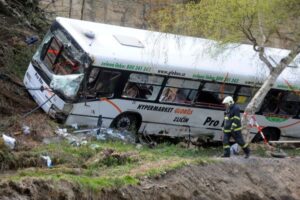 Školní autobus spadl do rokle na Kapverdách: nejméně 25 mrtvých, většina jsou děti