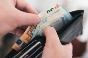 Slovenka prišla o 37-tisíc eur bez toho, aby vyšla z domu. Ako to podvodníci dokázali?
