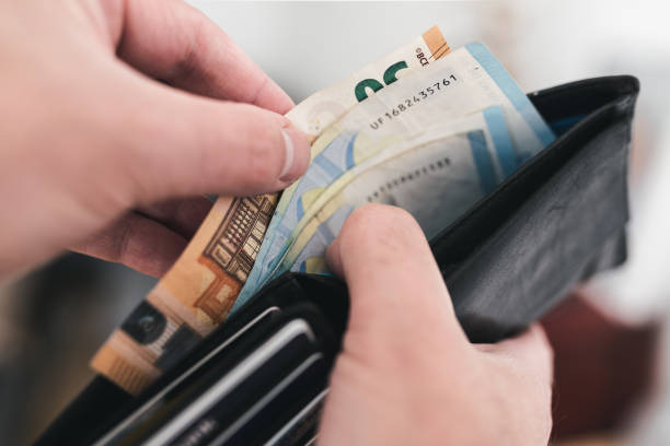 Slovenka prišla o 37-tisíc eur bez toho, aby vyšla z domu. Ako to podvodníci dokázali?