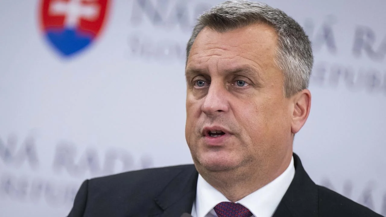 SNS chce dať 200 eur na školské potreby: komu by príspevok pomohol