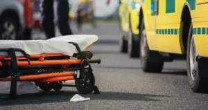 Tragédie na D5: auto spadlo z mostku, zemřeli dva mladíci ve věku 19 a 20 let