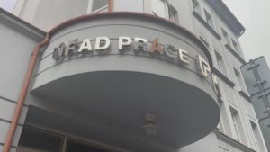 Vláda chce snížit podporu v nezaměstnanosti po rodičovské. Koho se to dotkne nejvíc?