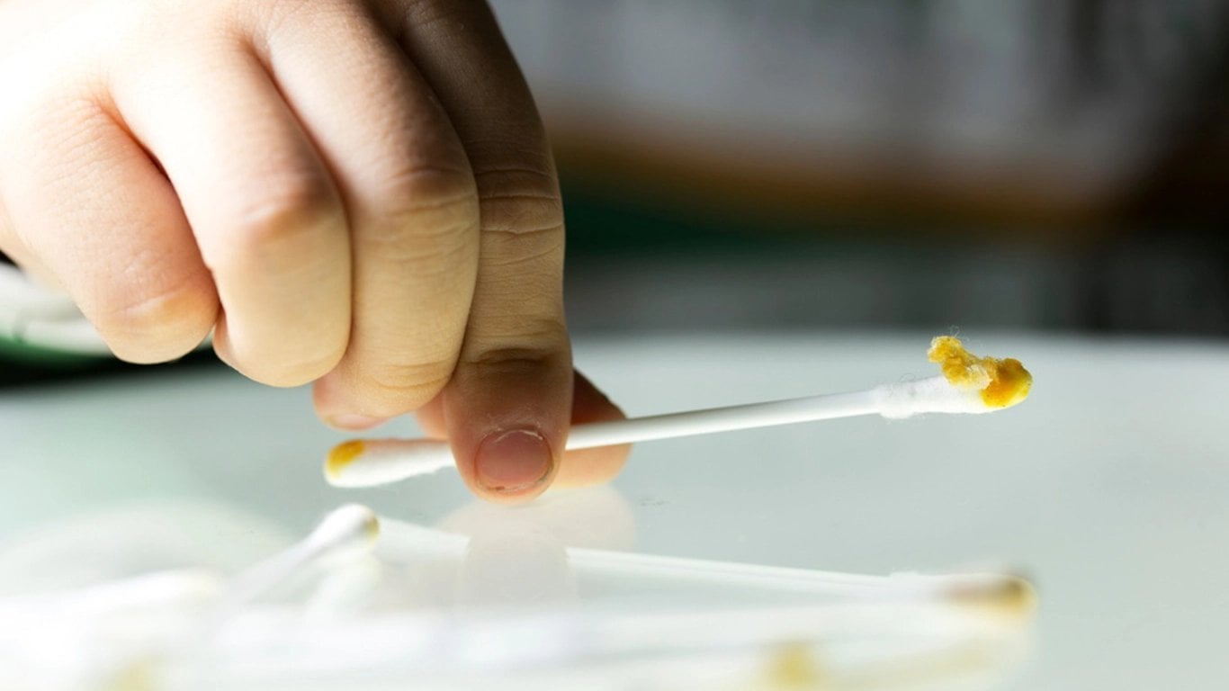 Co prozradí barva a zápach ušního mazu? Lékaři říkají, co sledovat! Tohle vás možná překvapí!