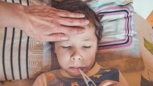 Nemocné dítě doma: kolik dostanete od státu a jak dlouho můžete zůstat?