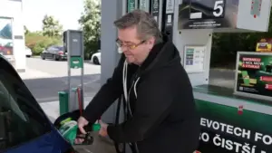 Vláda zastropovala ceny pohonných hmot: benzin max. 45,97 Kč, nafta 48,54 Kč za litr! Co stojí za zdražením a jak dlouho stropy vydrží?