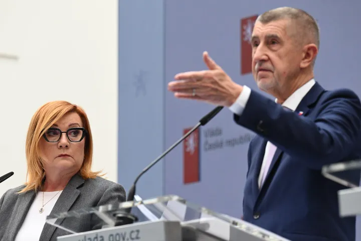 Vláda zastropovala ceny pohonných hmot: benzin max. 45,97 Kč, nafta 48,54 Kč za litr! Co stojí za zdražením a jak dlouho stropy vydrží?